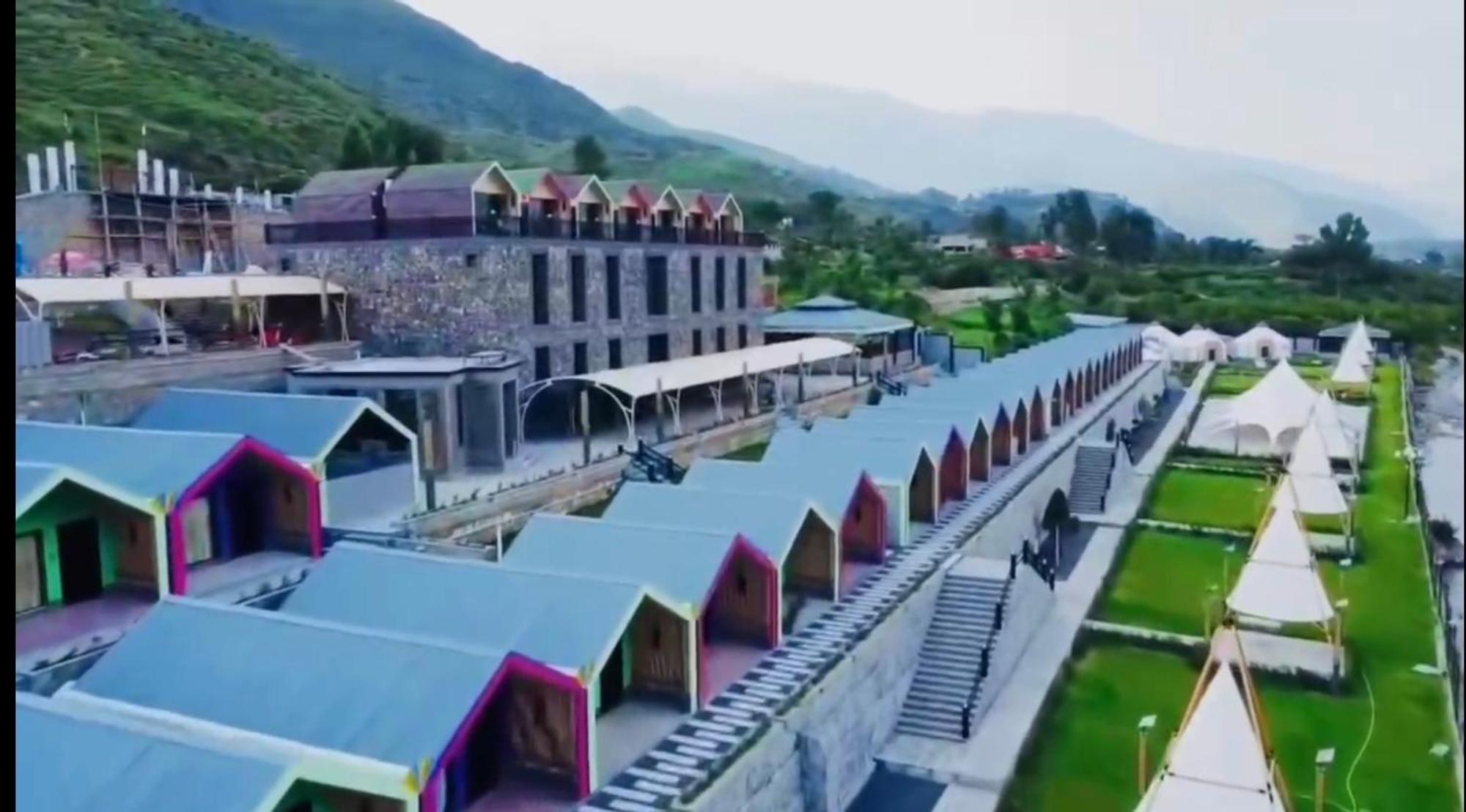 Iyi Luxury Inn Swat Saidu Sharif エクステリア 写真