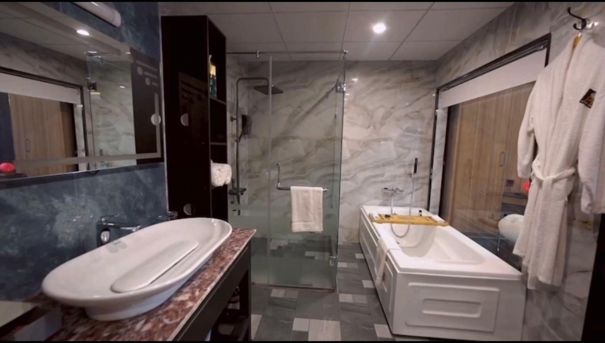 Iyi Luxury Inn Swat Saidu Sharif エクステリア 写真
